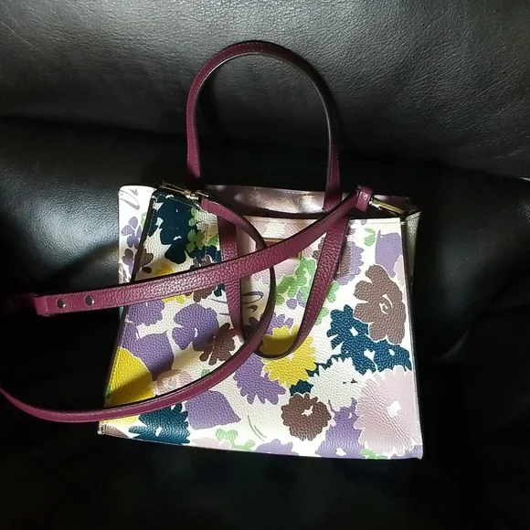Kate Spade Bags with matching Pouch - Picture 2 of 4